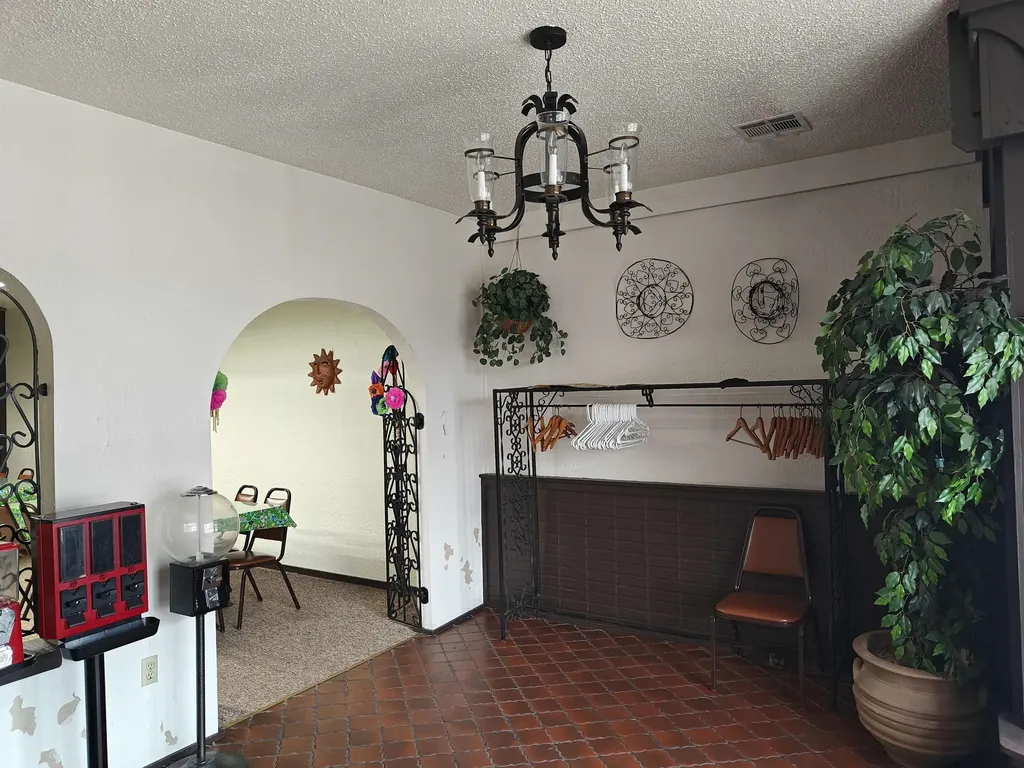 121 W 5th Street Newton KS 67114