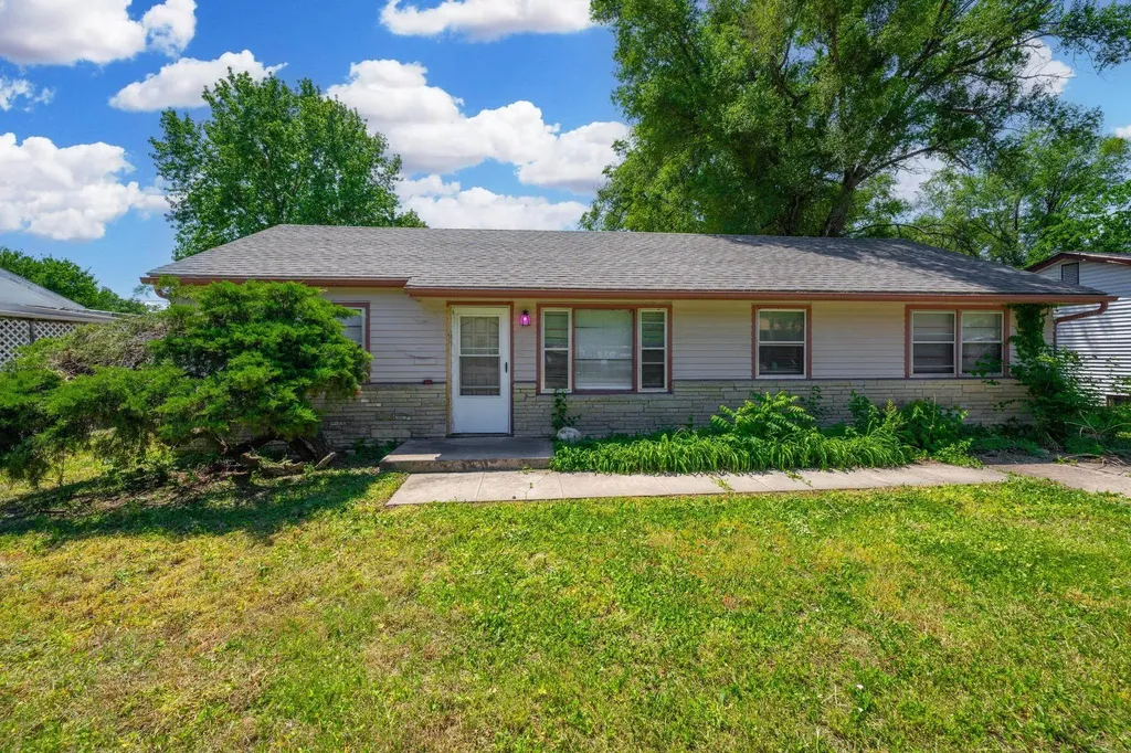 2009 E 52nd Street Wichita KS 67216