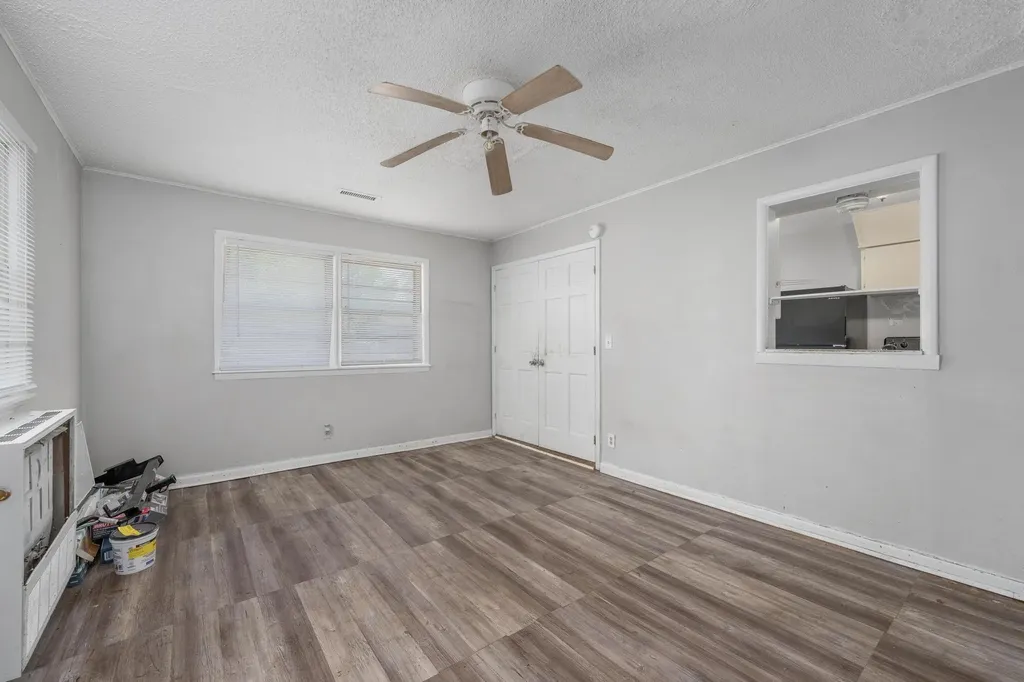 2009 E 52nd Street Wichita KS 67216