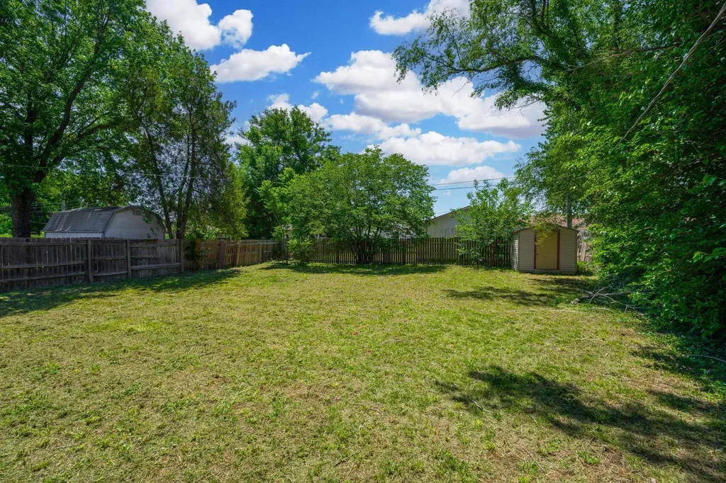 2009 E 52nd Street Wichita KS 67216