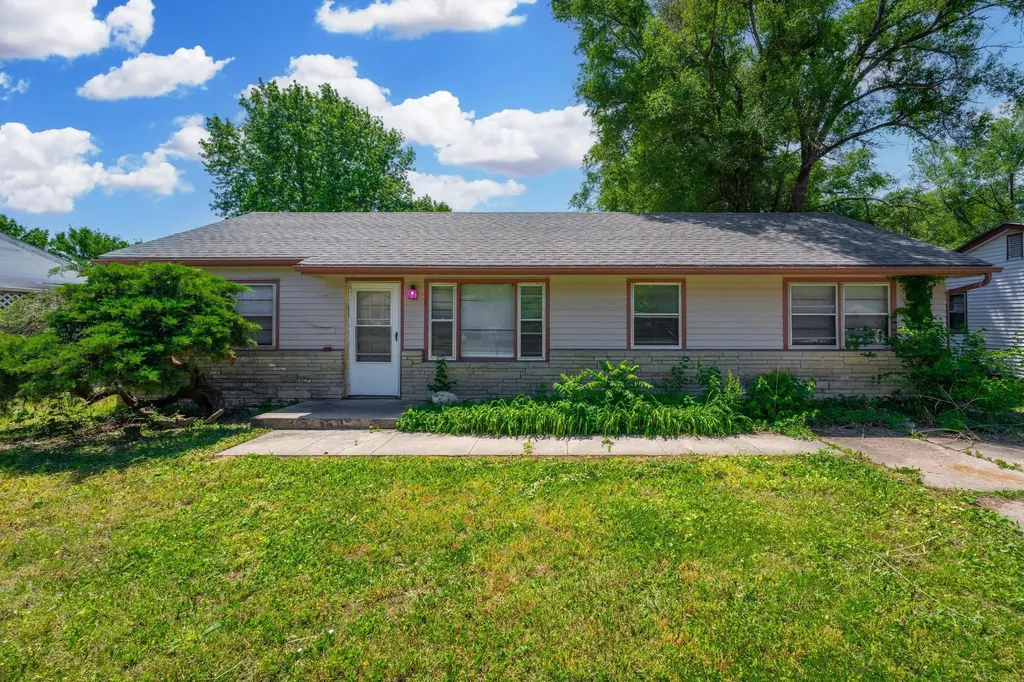 2009 E 52nd Street Wichita KS 67216