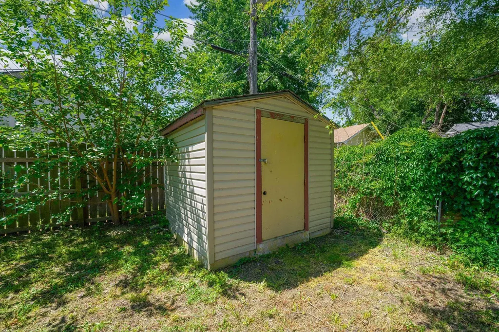 2009 E 52nd Street Wichita KS 67216