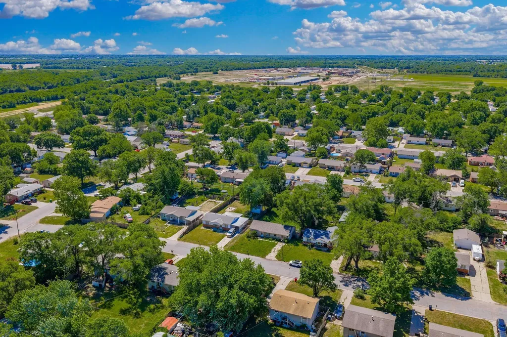 2009 E 52nd Street Wichita KS 67216