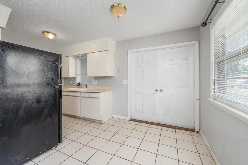 2009 E 52nd Street Wichita KS 67216