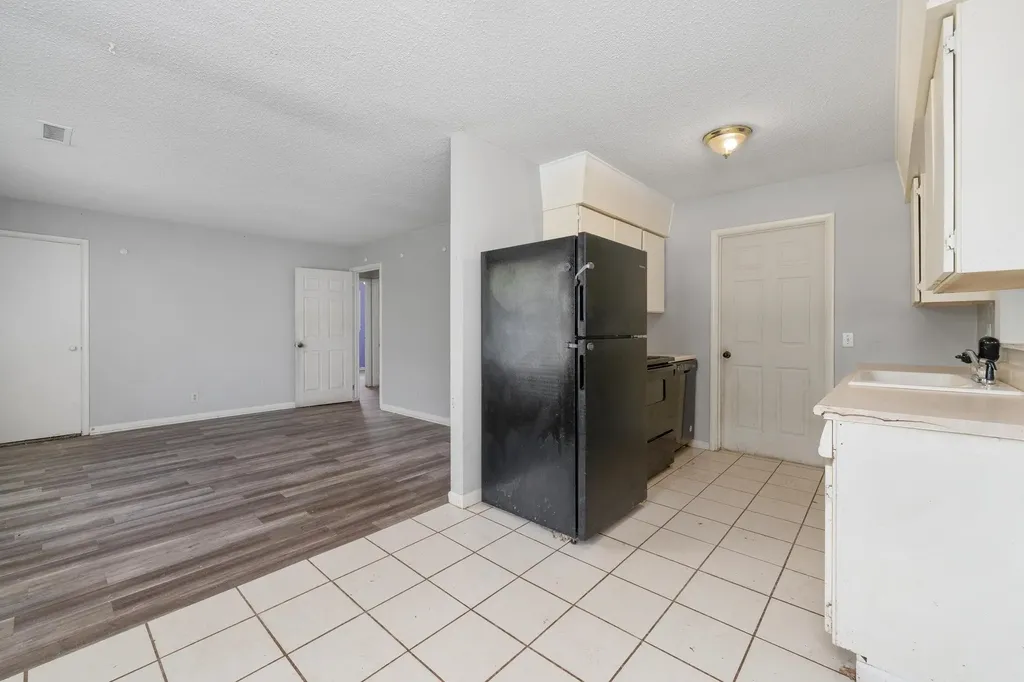2009 E 52nd Street Wichita KS 67216