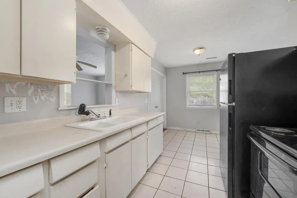 2009 E 52nd Street Wichita KS 67216