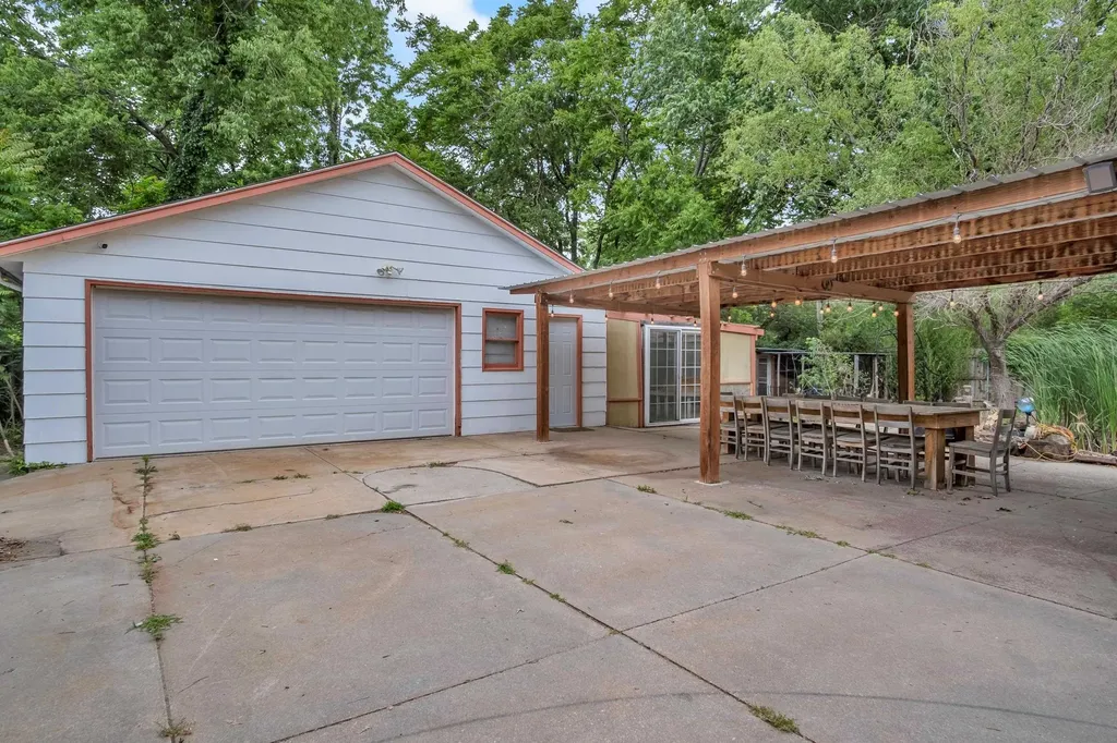 2304 E Glen Oaks Drive Wichita KS 67216
