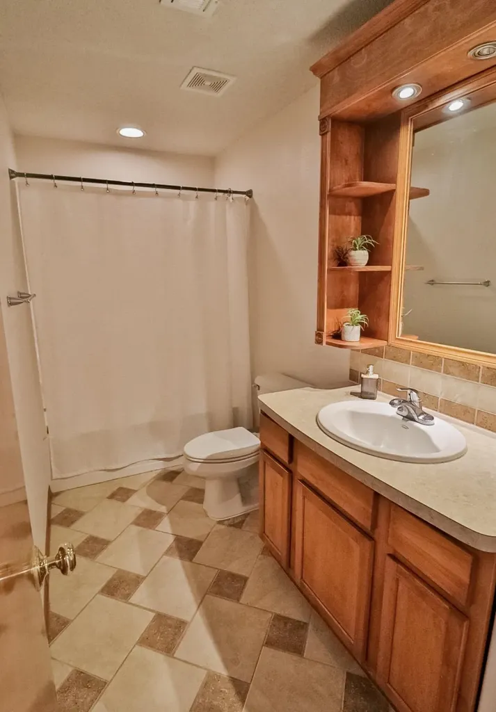 866 S Bedford Court Wichita KS 67207