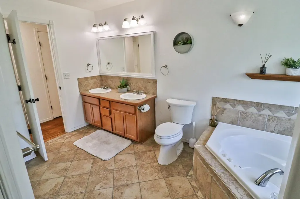 866 S Bedford Court Wichita KS 67207