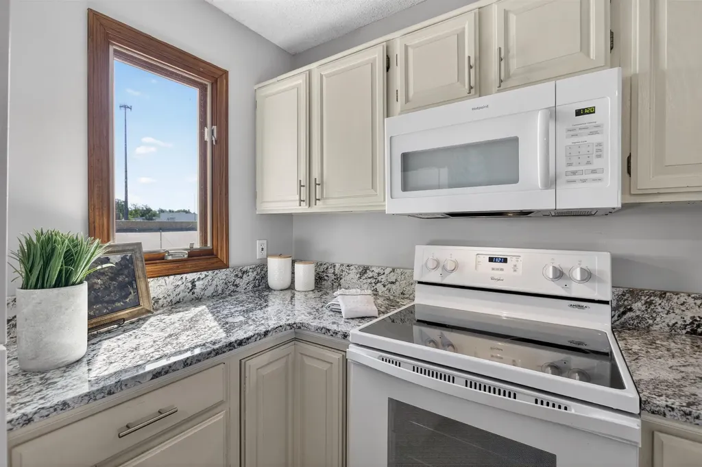 1105 N Lakewind Street Wichita KS 67212