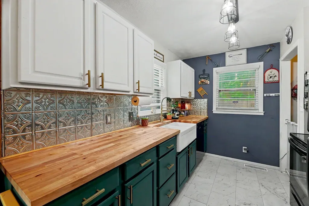 931 S Broadmoor Wichita KS 67207