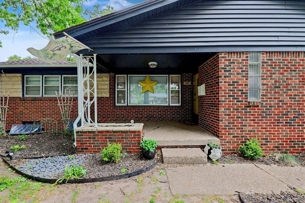 931 S Broadmoor Wichita KS 67207