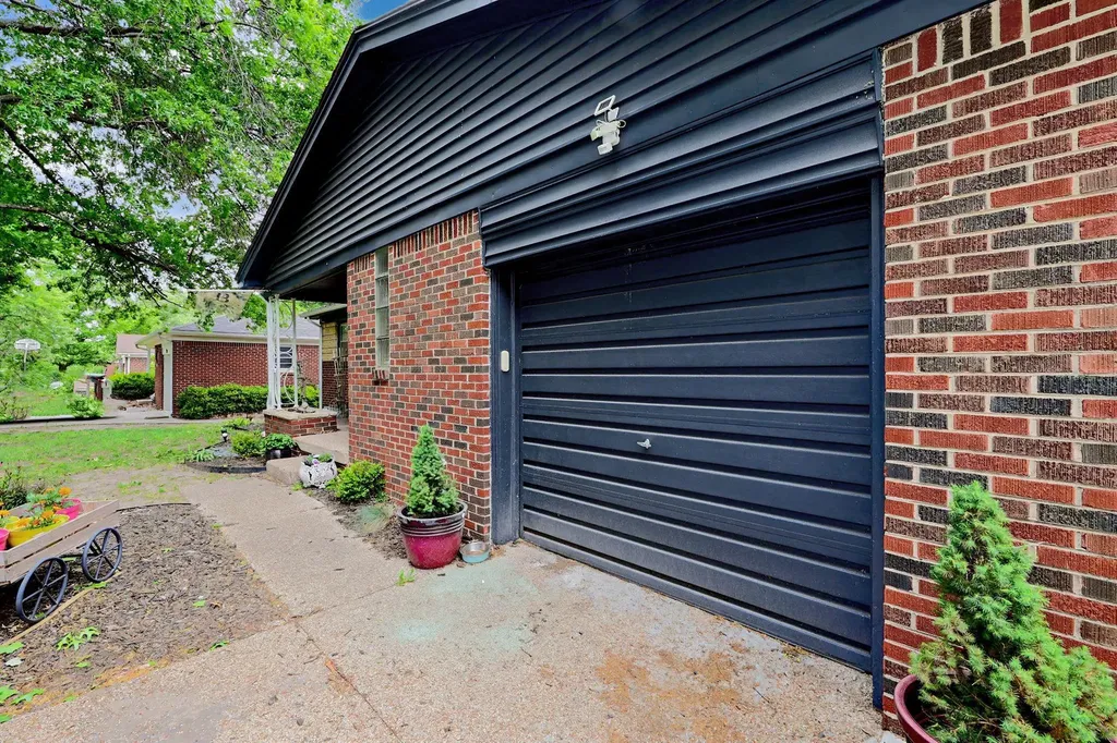 931 S Broadmoor Wichita KS 67207