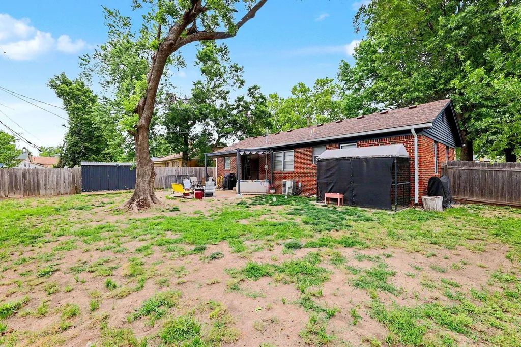 931 S Broadmoor Wichita KS 67207