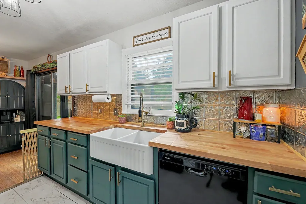 931 S Broadmoor Wichita KS 67207