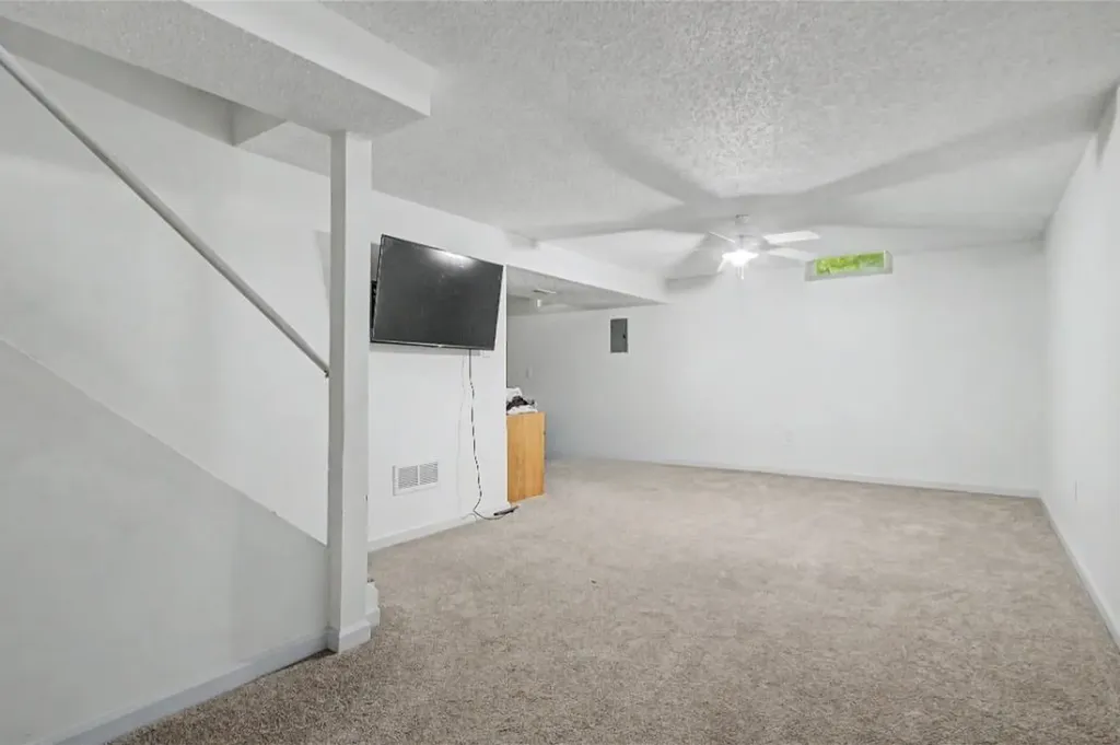 409 N Emporia Valley Center KS 67147