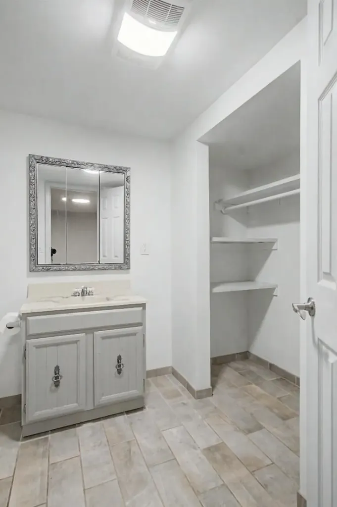 409 N Emporia Valley Center KS 67147
