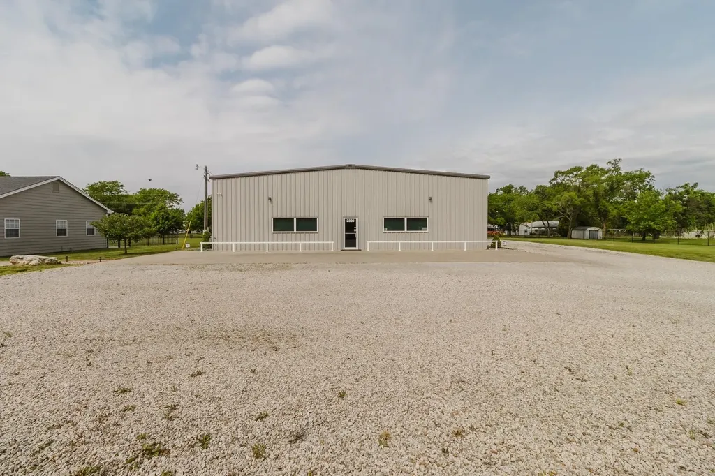 2325 S Crest Wichita KS 67207