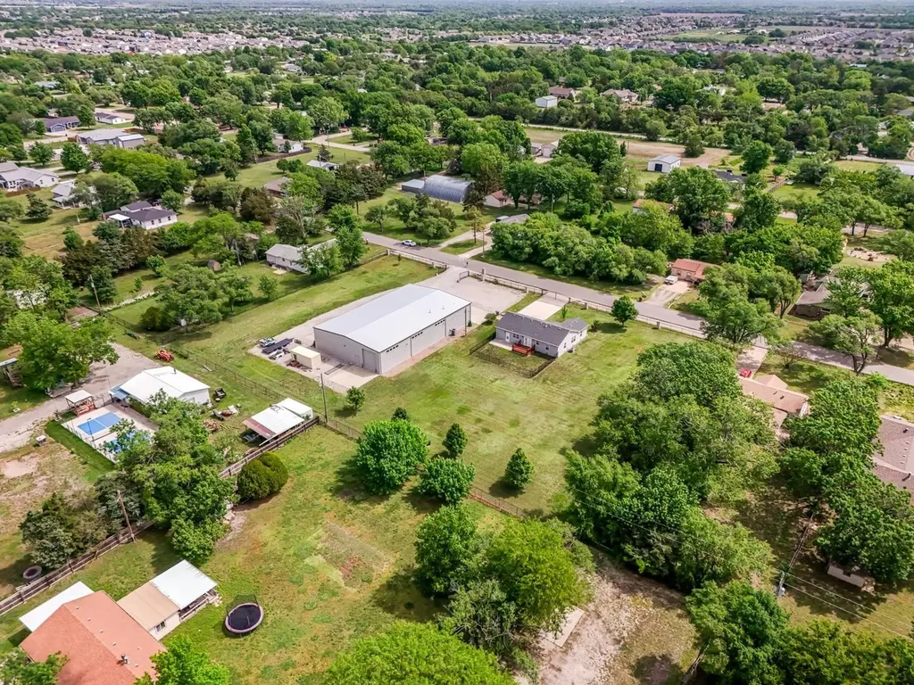2325 S Crest Wichita KS 67207