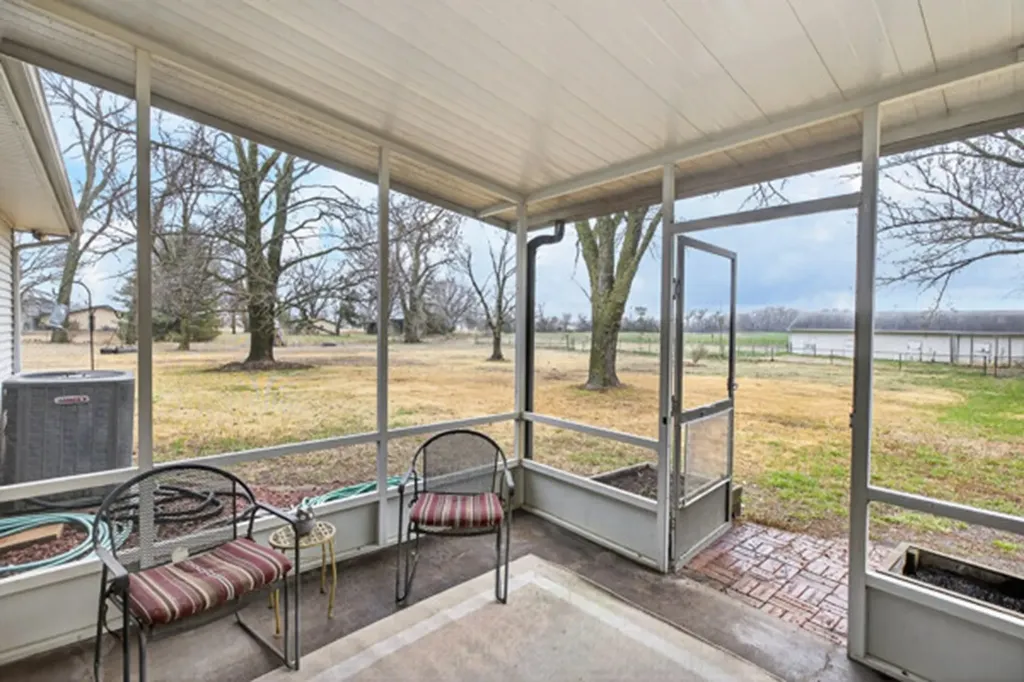 1155 N Oliver Road Belle Plaine KS 67013