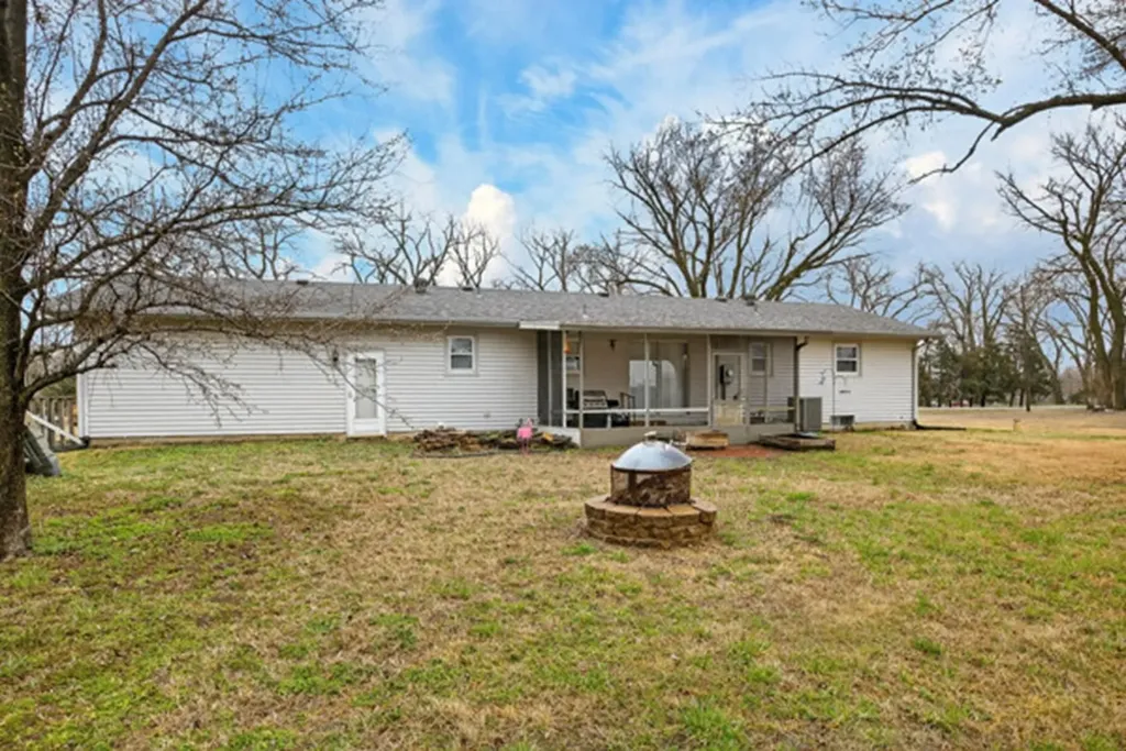 1155 N Oliver Road Belle Plaine KS 67013