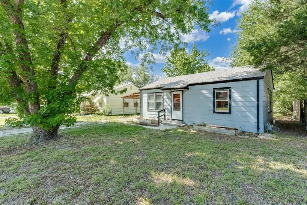 1313 E Harvey Avenue Wellington KS 67152