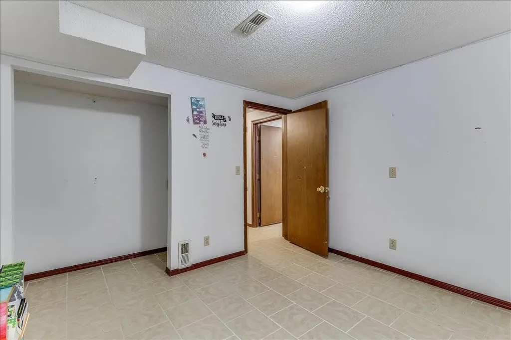 2007 N Wood Wichita KS 67212
