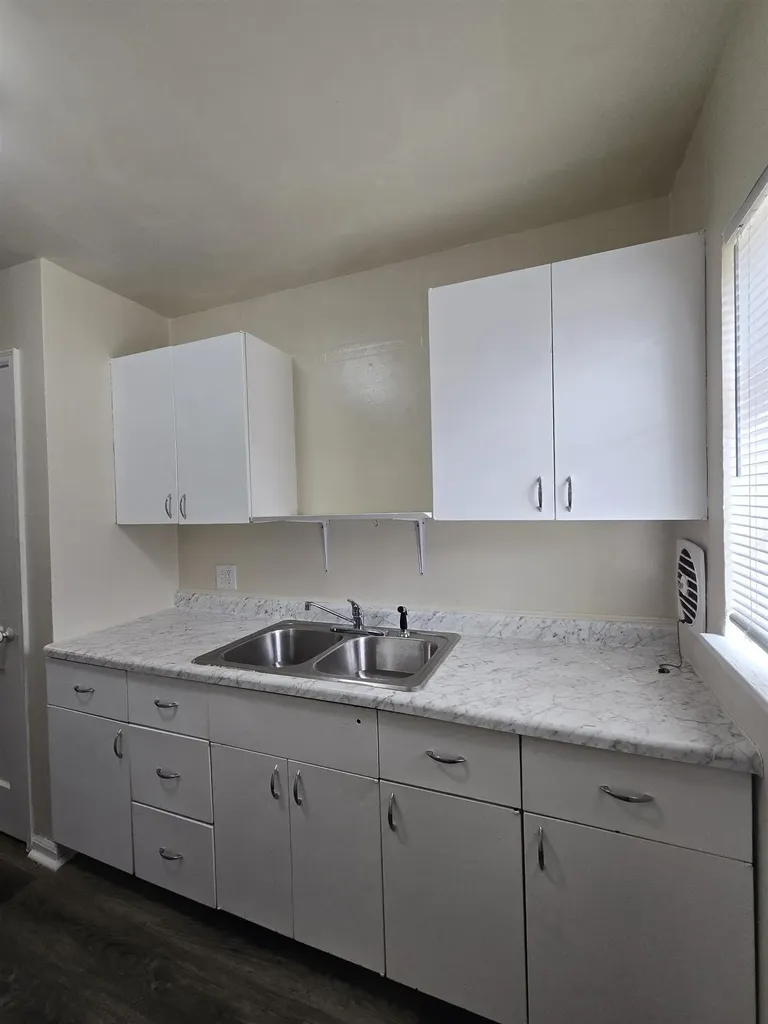 718 S Hunter Wichita KS 67217