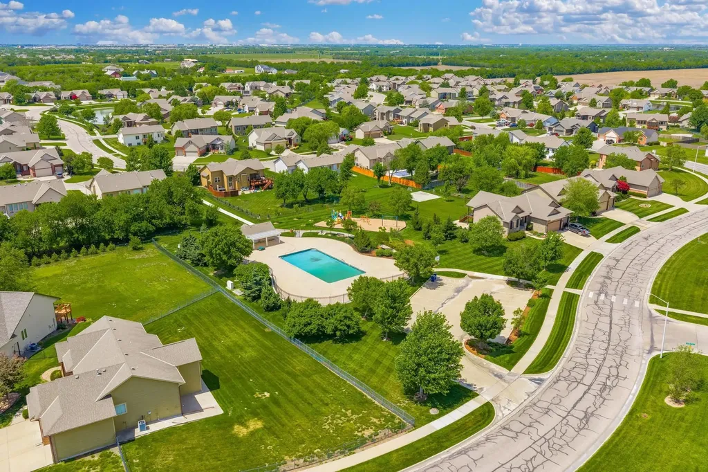 2522 N Graystone Circle Wichita KS 67228-8039