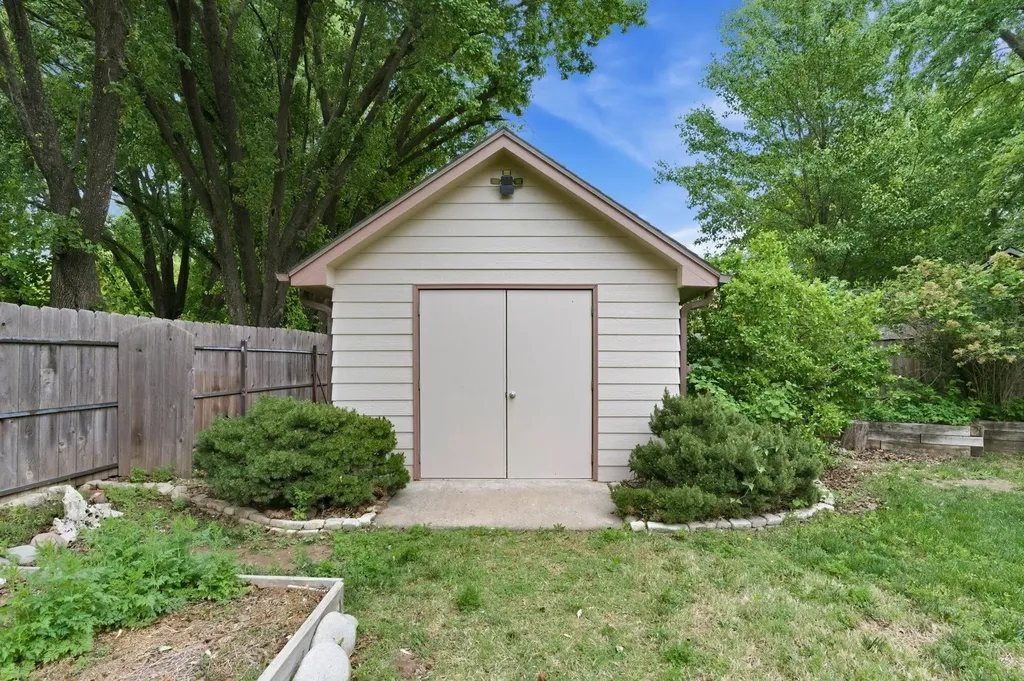 1226 N Briarwood Court Derby KS 67037