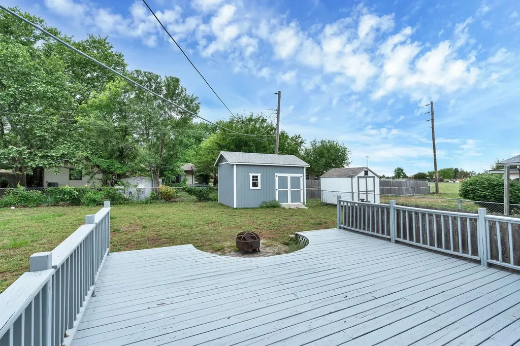 995 N Country Acres Avenue Wichita KS 67212