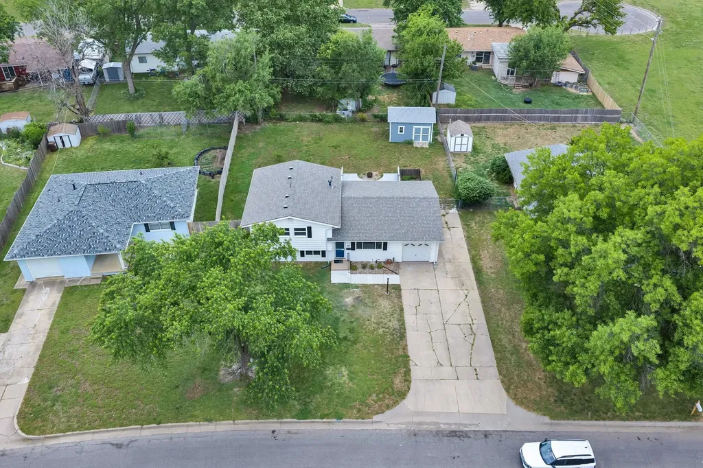 995 N Country Acres Avenue Wichita KS 67212