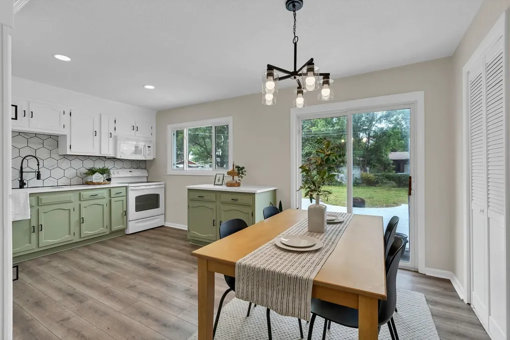 995 N Country Acres Avenue Wichita KS 67212
