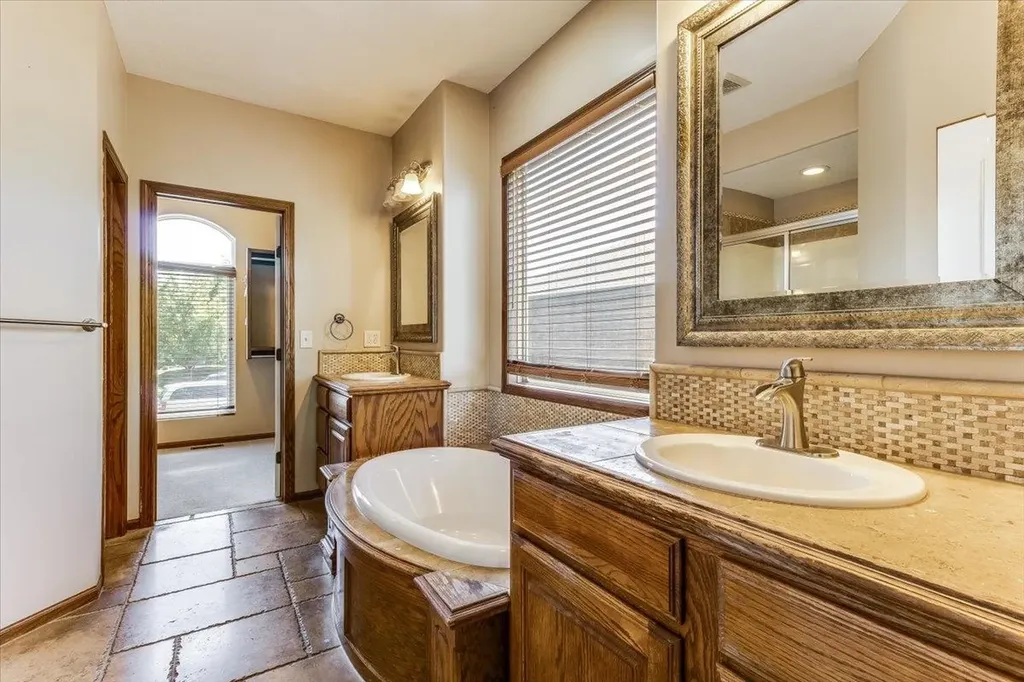 10022 W Westlakes Court Wichita KS 67205-5233
