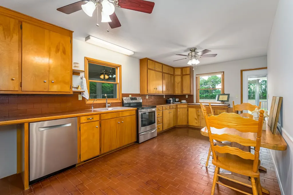 829 N Greenwich Road Belle Plaine KS 67013