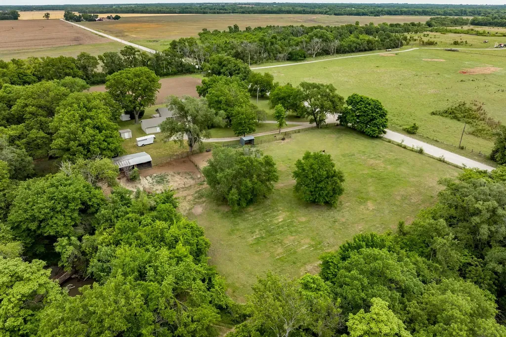 829 N Greenwich Road Belle Plaine KS 67013