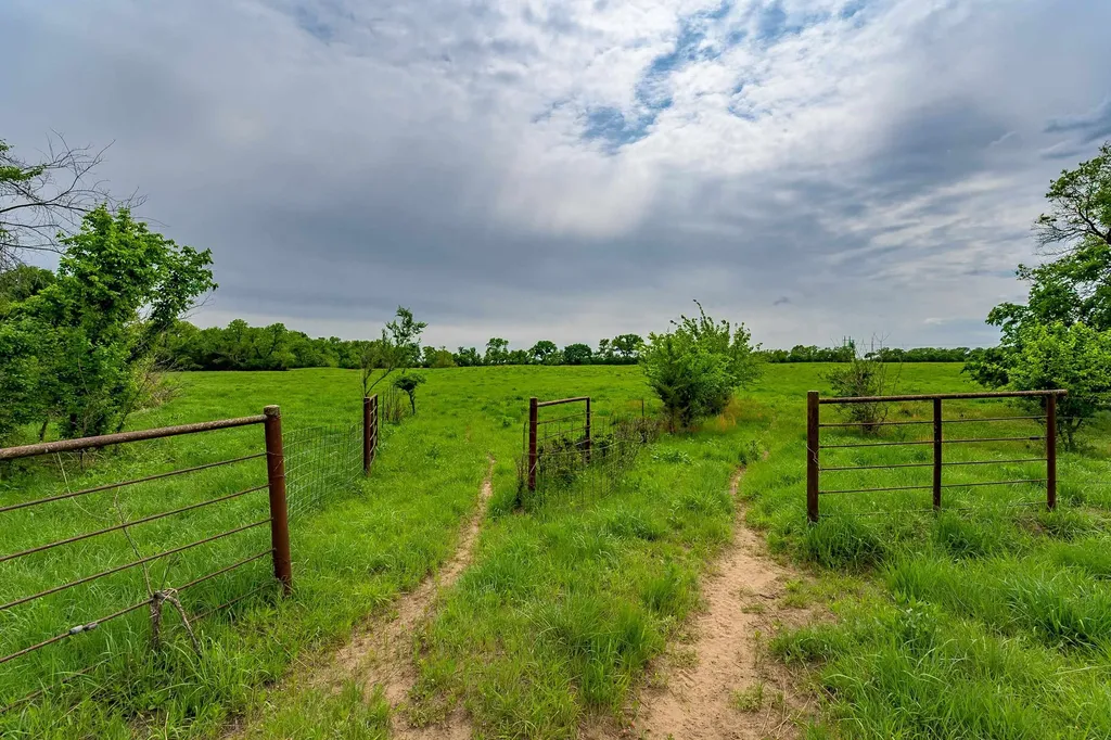 829 N Greenwich Road Belle Plaine KS 67013