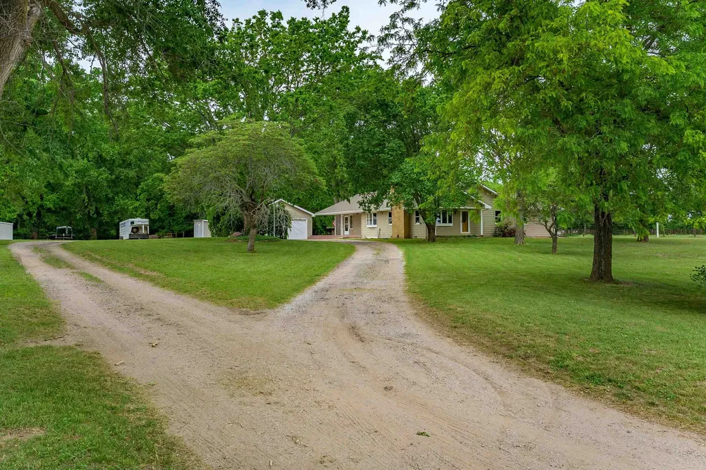 829 N Greenwich Road Belle Plaine KS 67013