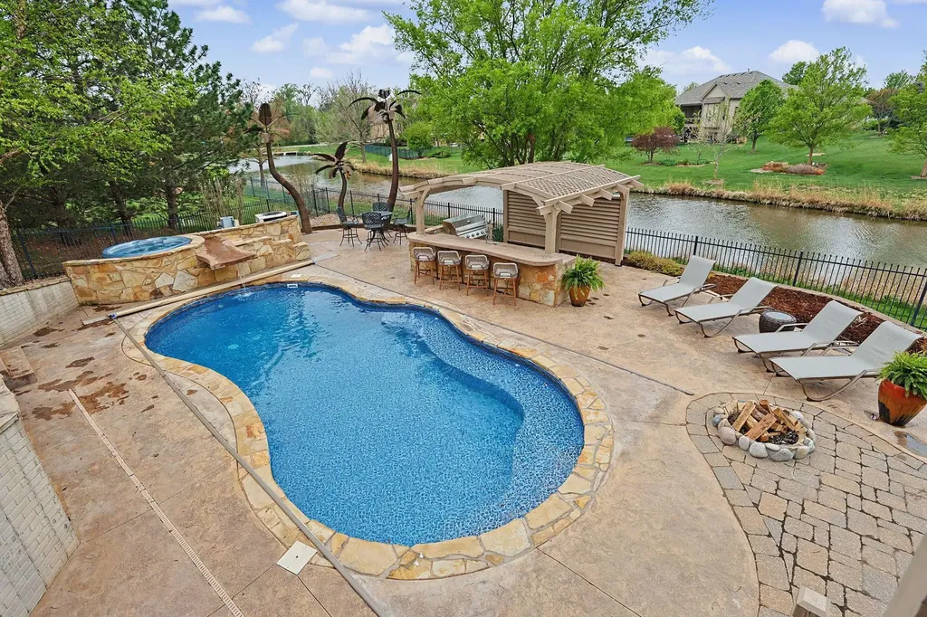 2525 N Loch Lomond Court Wichita KS 67228