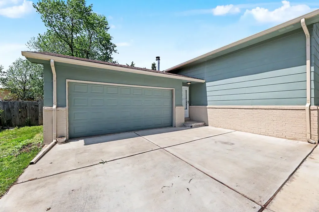 4051 Clarendon Bel Aire KS 67220