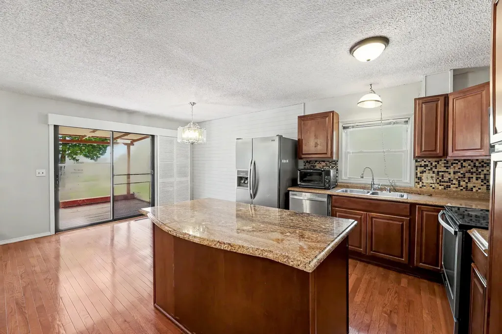 4051 Clarendon Bel Aire KS 67220
