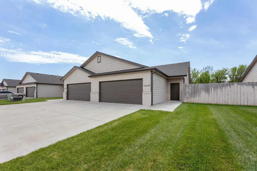 12105 / 12107 W Shadow Lakes Street Maize KS 67205-5261