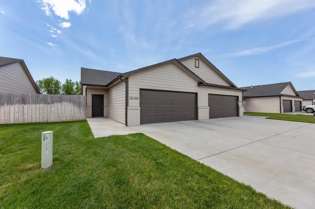 12105 / 12107 W Shadow Lakes Street Maize KS 67205-5261