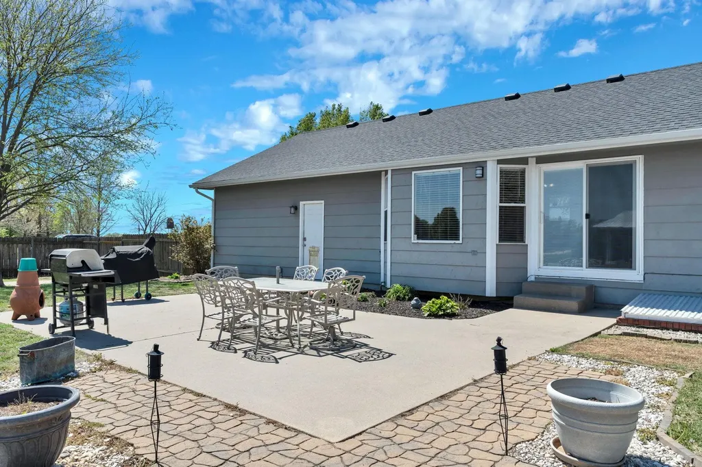 8814 N Ridge Road Valley Center KS 67147