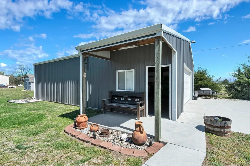 8814 N Ridge Road Valley Center KS 67147