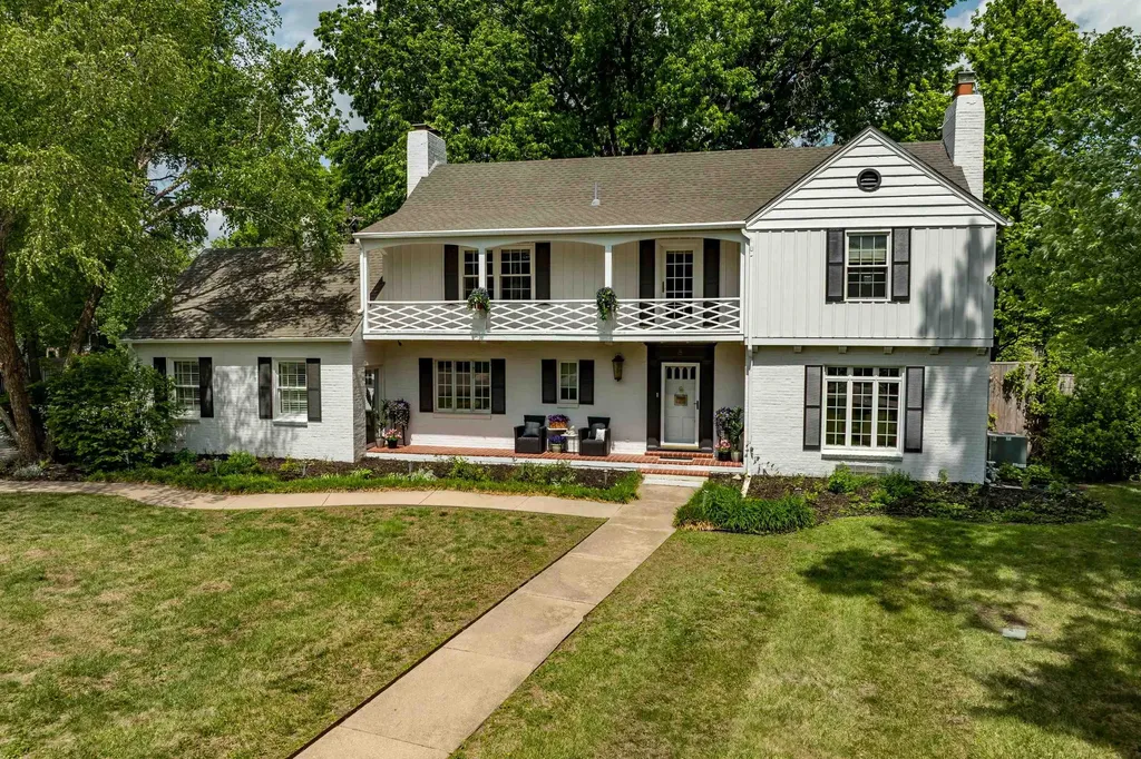 8 S Colonial Court Eastborough KS 67207