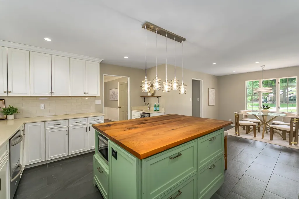 8 S Colonial Court Eastborough KS 67207