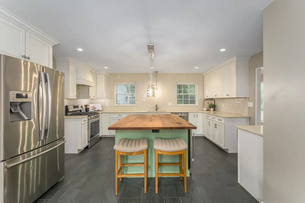 8 S Colonial Court Eastborough KS 67207