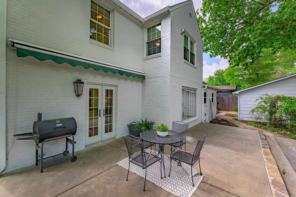8 S Colonial Court Eastborough KS 67207