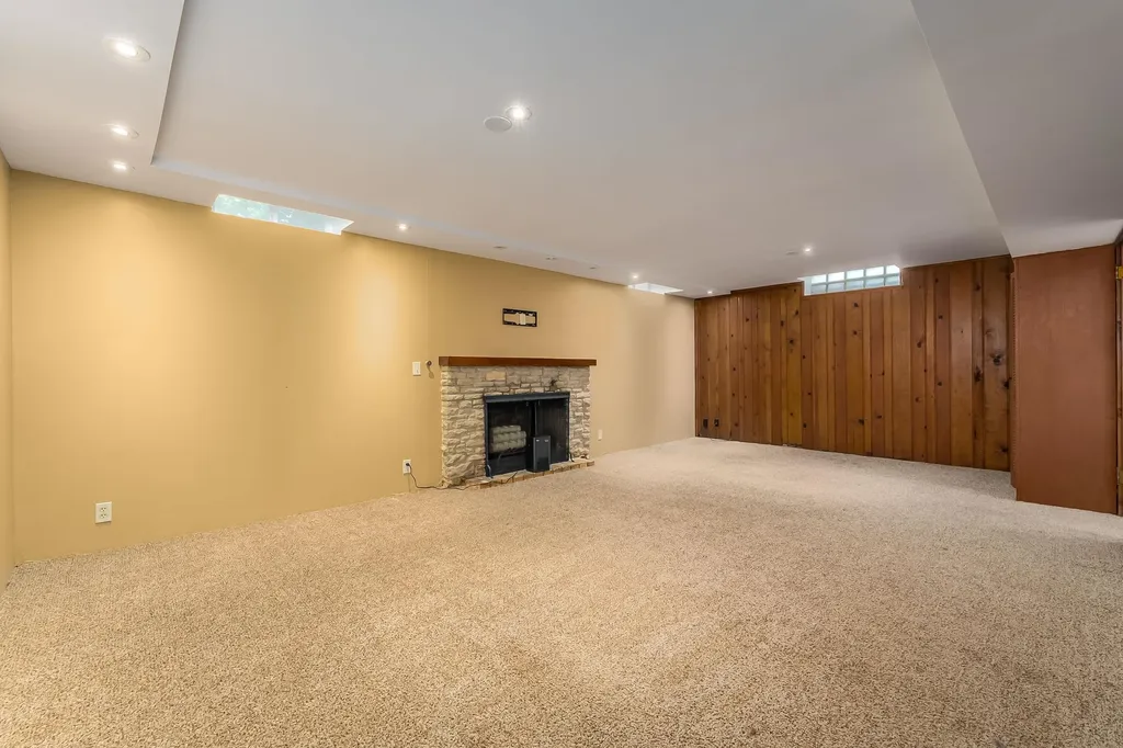 8 S Colonial Court Eastborough KS 67207